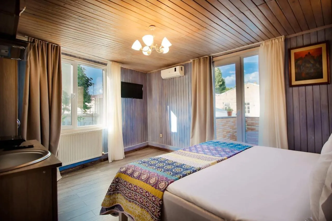 Leonidze 14 Apartments location